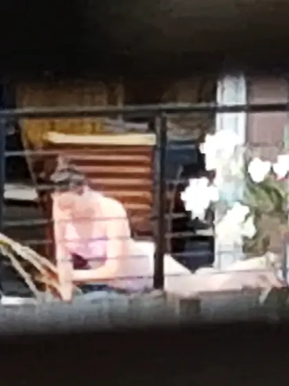 Jeune voisine qui bronze