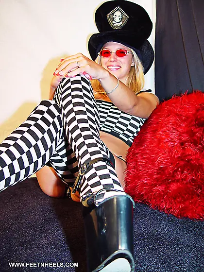 Chastity - Top hat and Heels