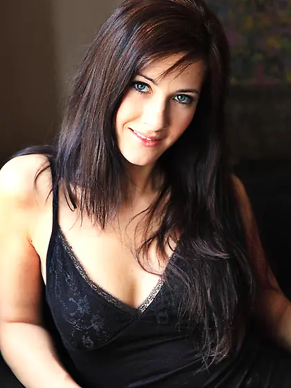 Brunette gadget in red high heeled shoes Lauren Lace spreads the