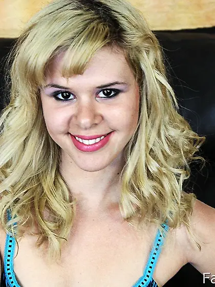 Porn star Elizabeth Bentley gets face fucked...