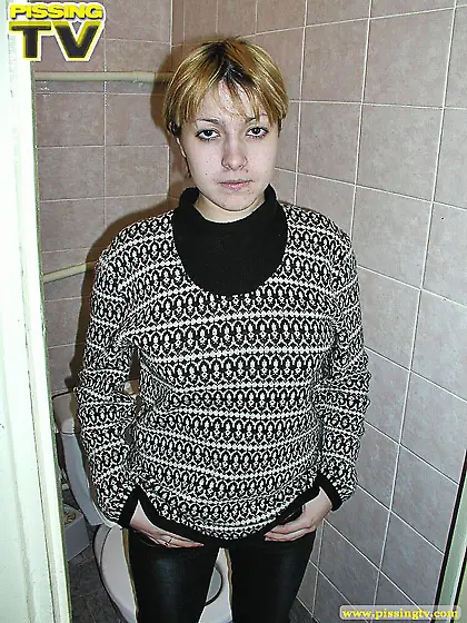 Amateur blonde toilet pissing
