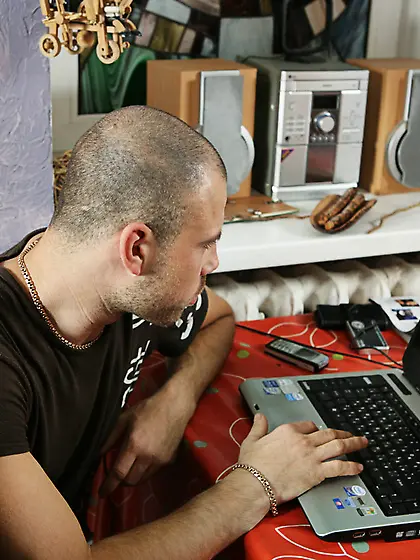 Gorgeous virgin Anna gets