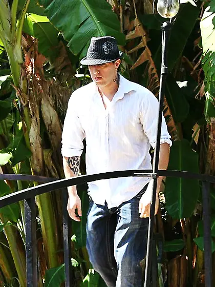 Blonde chick Lindsey Meadows satisfies man washing his body and