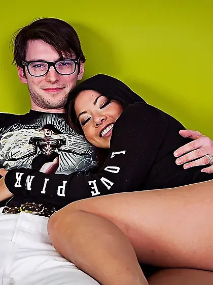 Hoodie-wearing brunette facesitting fucking