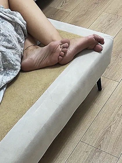 sister feet creepshot