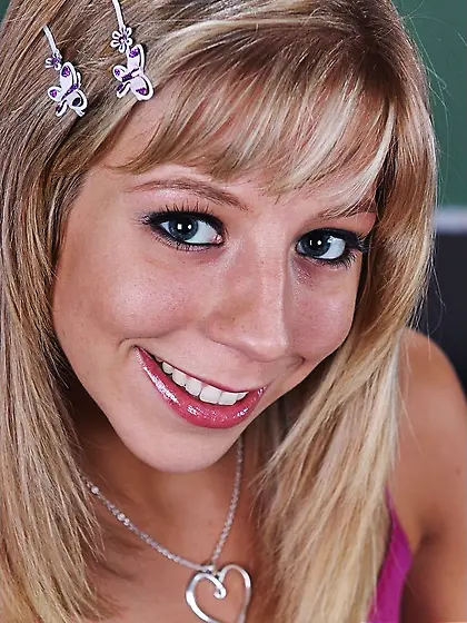 Cute and sexy babe Chastity Lynn gets rid of her pink shirt and