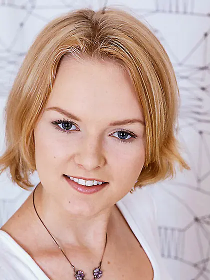 Playful Lussi hurries up to show pussy and doesn????????t fully