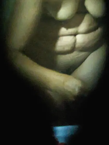 Espiando bañándose la mamá de mí prima puta