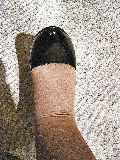 Das Pueppchen traegt 20 Schichten Nylons!!