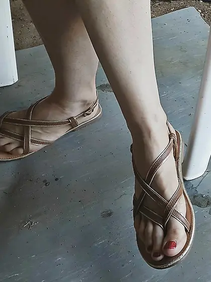 Voyeur Teen feet foot barefeet barefoot toes soles