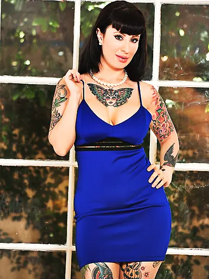 Tattoed busty chick slowly