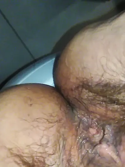 Schwarze Graefin am Pissen