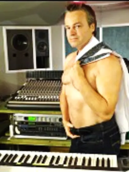 Brunette Motmot008 Dancing.