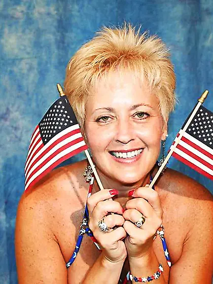 Tracy Munches..... Another Stunning Crimson, White and Blue Holid