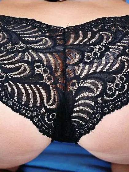 Misty Magenta shows her amazing ass in her sexy laced black pant