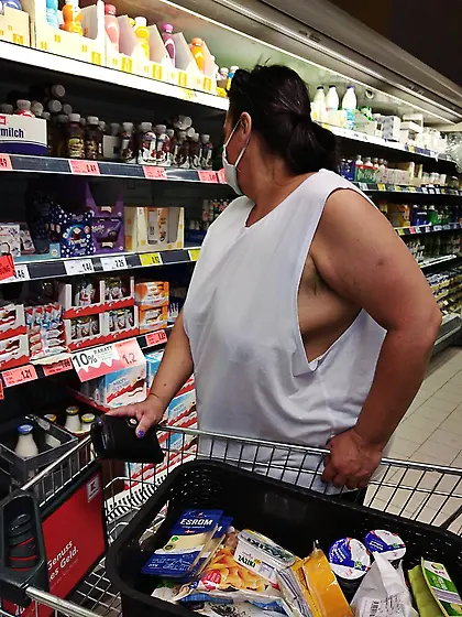 Ohne BH,  Beate beim Einkaufen