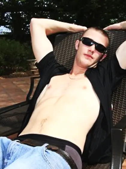 Kinky chick can’t resist temptation to give BJ before riding coc