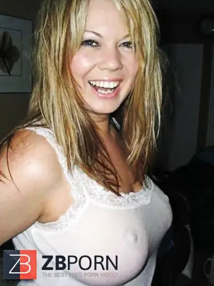 Ohne BH stripped to the waist