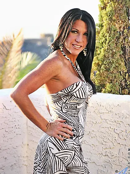 Beautiful cougar shows spreads