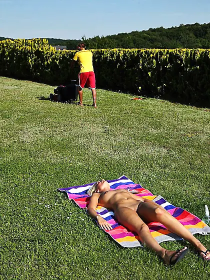 Sexy blonde Jessie Jazz tanning on the lawn is lucky to have sex