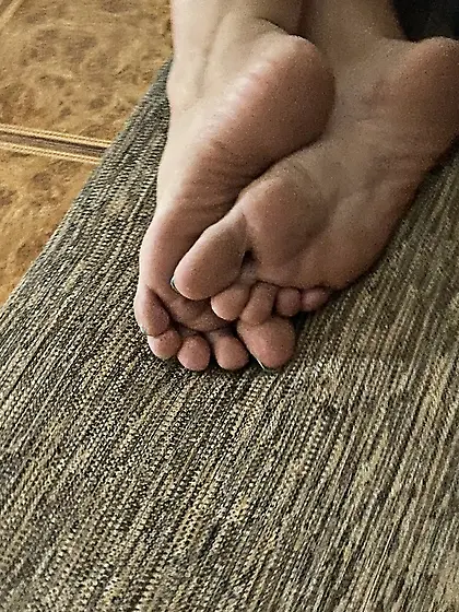 sister’s feet creepshot