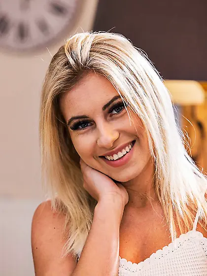 She does not look like an amateur, she teases real hard