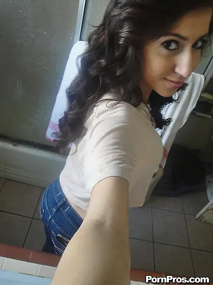 Amateur model adores posing naked and taking selfies in enticing