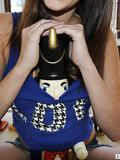 Holly Michaels spreads her sexy long legs and gets her cunt bang