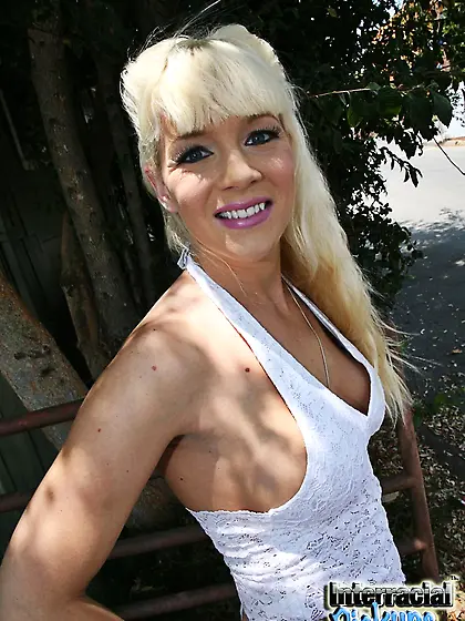 Sassy blonde milf Heidi Mayne opens mouth widely for the rock ha