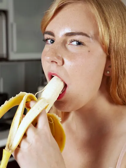 Redheaded girl named Syntia flashing her big solo bum in HQ