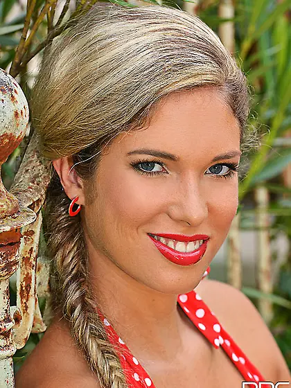 Showing off her stunning body outdoors is what horny blonde prin