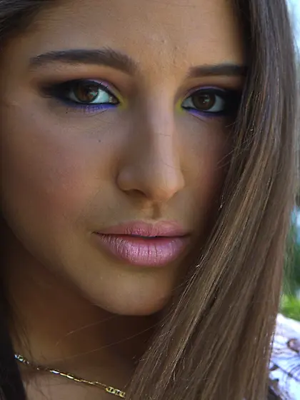 Finger-licking American pornstar pays special attention to pussy