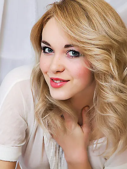 Curved hot blonde babe Alissa White exposes her tight ass and he