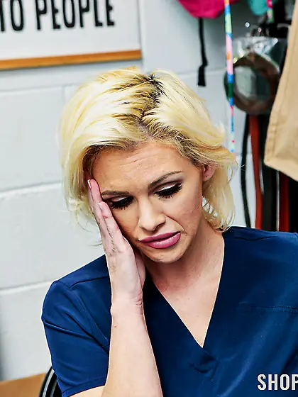 Glamorous klepto MILF Charli Phoenix screwed by cocky LP officer