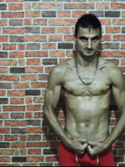 Brunette hugecock perform close