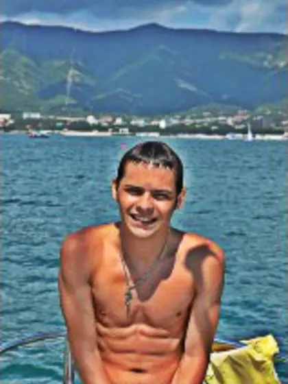 Brunette jozhik perform close