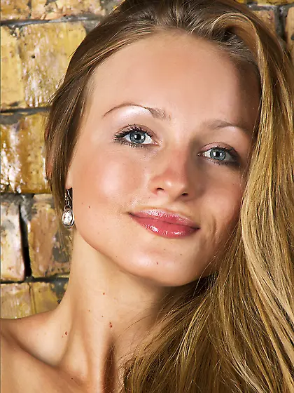 Slim tanned blonde Vittoria Amada takes off her jeans and reveal