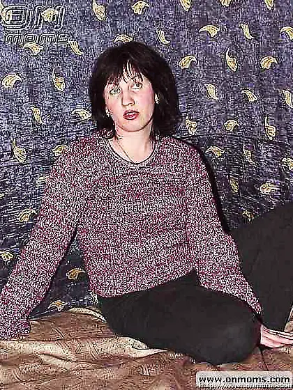 Mom shows amateur striptease