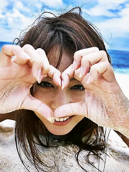 Asian girl Honoka Idols bares off boobs and allows the sun rays