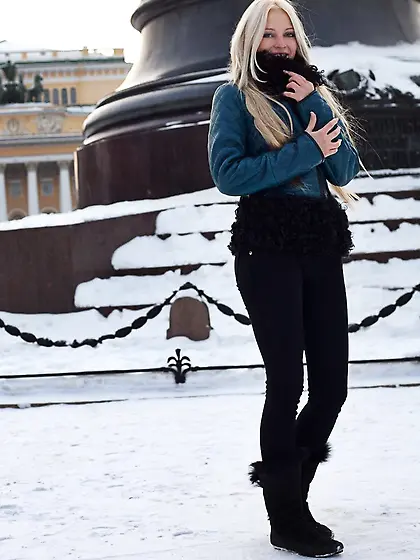 Adorable blonde shows her pussy and nude ass in a swimming pool