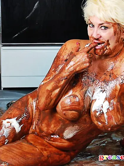 Mature Blonde Dana Hayes Wet and Messy with Ice Cream