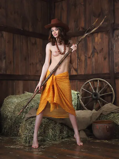 Hat-wearing hottie with long legs decides to strip in a barn Vid