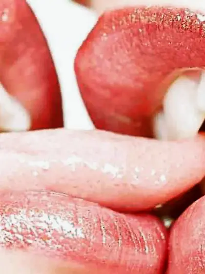 Lezzie smooch from tata tota girly-girl blog