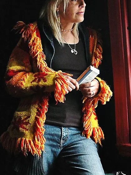 Blonde milf waits ride