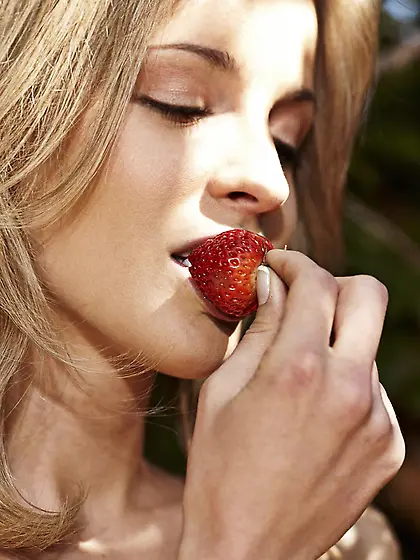 Sexy Jasmine W and Rilee Marks are in the heaven garden bringing