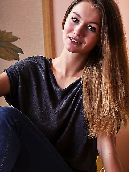 Teen hottie shows wet