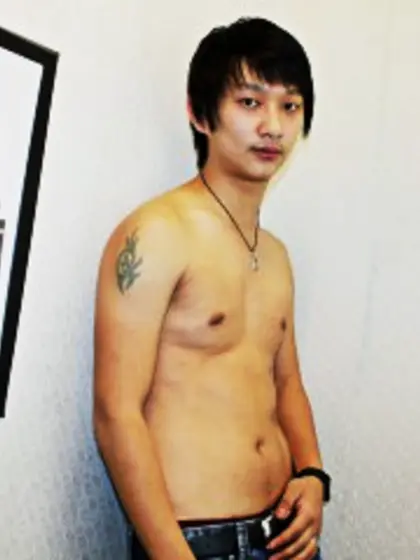 Brunette akira perform close