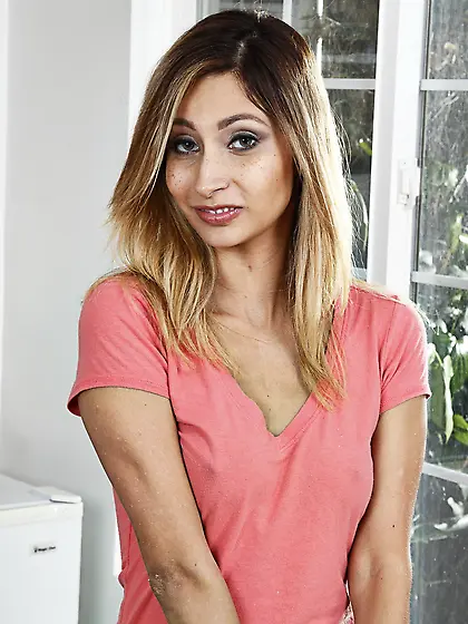 Latina exposes her pussy and it looks really fucking hot