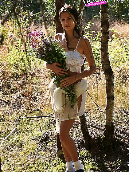 Hot brunette gal Felicity Fey strips in the woods and shows us h