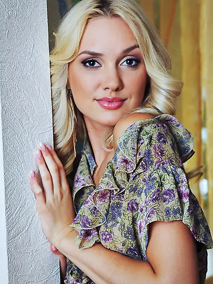 While the softcore session this blonde Dame Wrights slowly strip